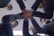 开云体育登录-新老球员互相扶持，团队齐心协力战胜对手的简单介绍