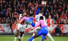 开云下载-沙尔克球员全力拼搏，助球队避免失利