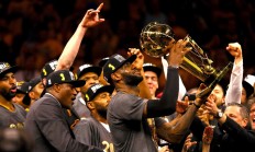 开云体育平台APP-詹皇状态回升，领导湖人连胜