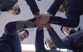 新老球员互相扶持，团队齐心协力战胜对手的简单介绍
