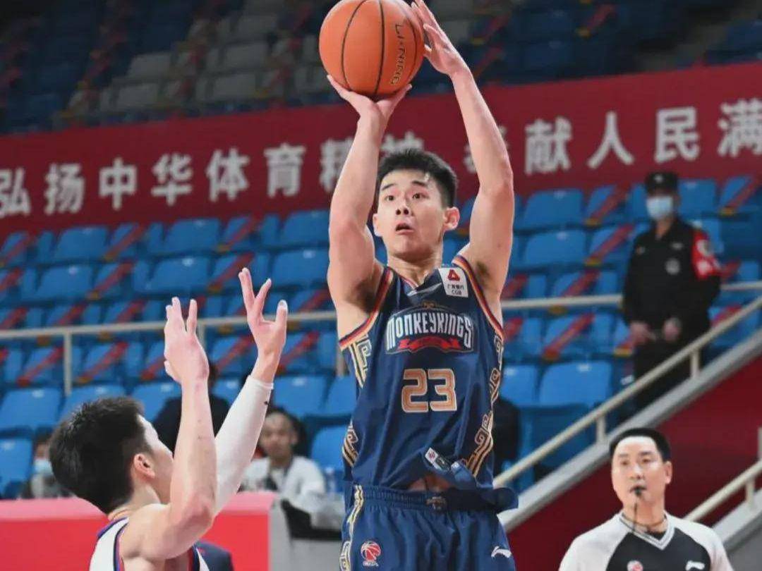 中国篮球联赛球员表现抢眼，赛场上展现技术的简单介绍