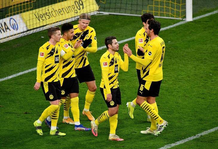 沙尔克球员全力拼搏，助球队避免失利