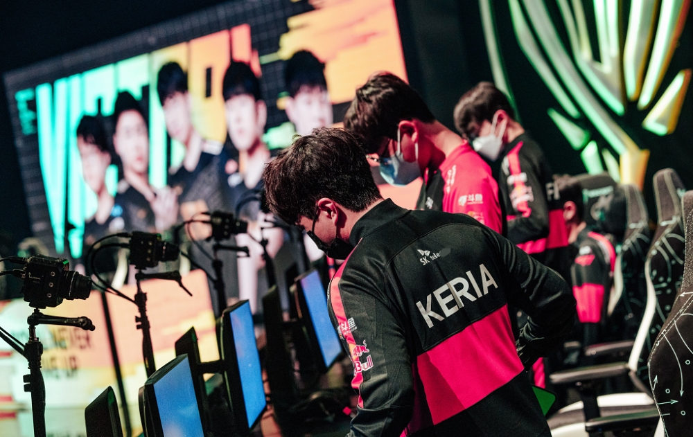 包含PSG轻取DRX，Keria打出惊人五杀鏖战多局淘汰赛，让粉丝疯狂欢呼的词条