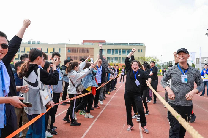 铁人三项比赛选手协作默契，成功闯关