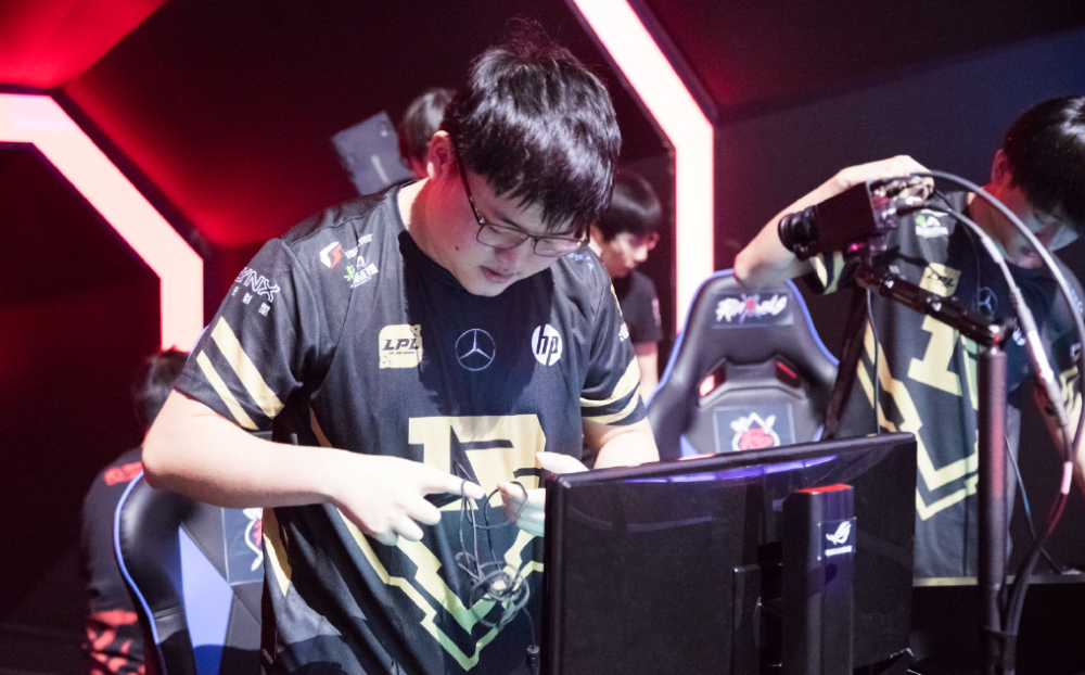 MAD绝杀RNG，Hanssama拿下关键大龙宿敌对决八强赛，留下经典瞬间