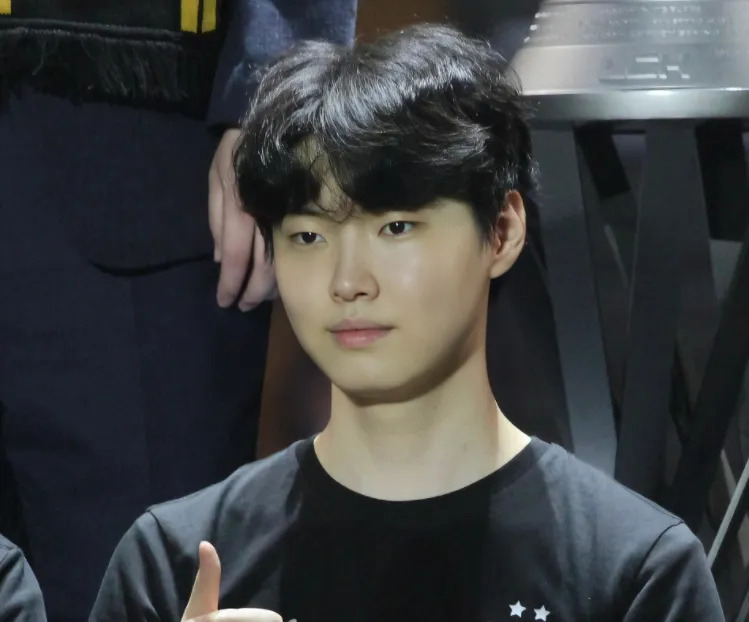 WBG碾压HLE，Chovy开启传奇时刻宿敌对决小组赛，让粉丝疯狂欢呼