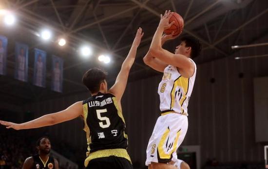 小丁迎来复出战，带领球队击败对手