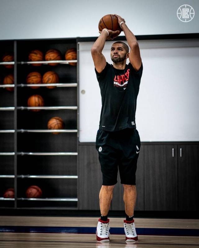 鹈鹕队球员训练成绩出色，备战充满信心