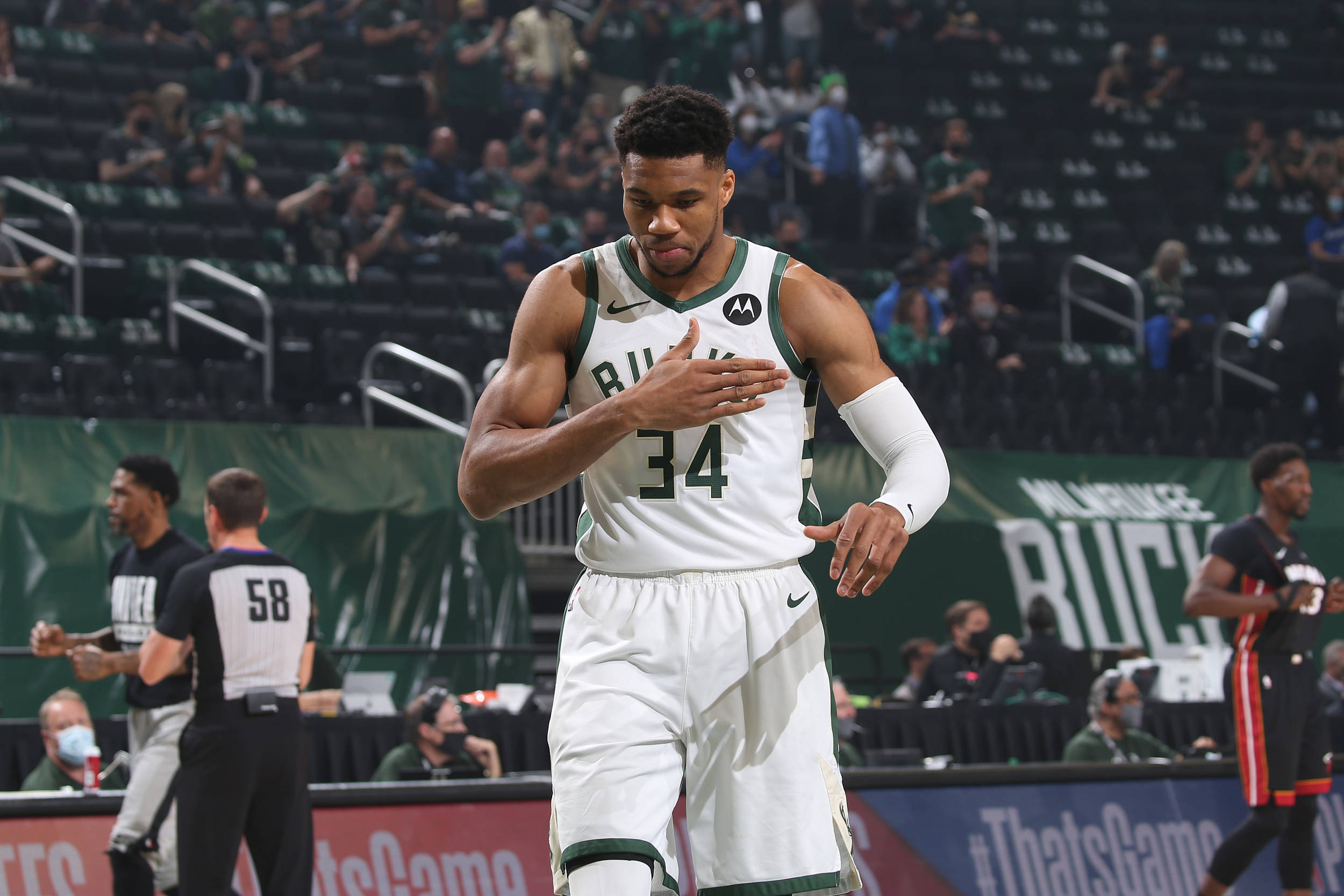 篮网队双核领军，冲进季后赛