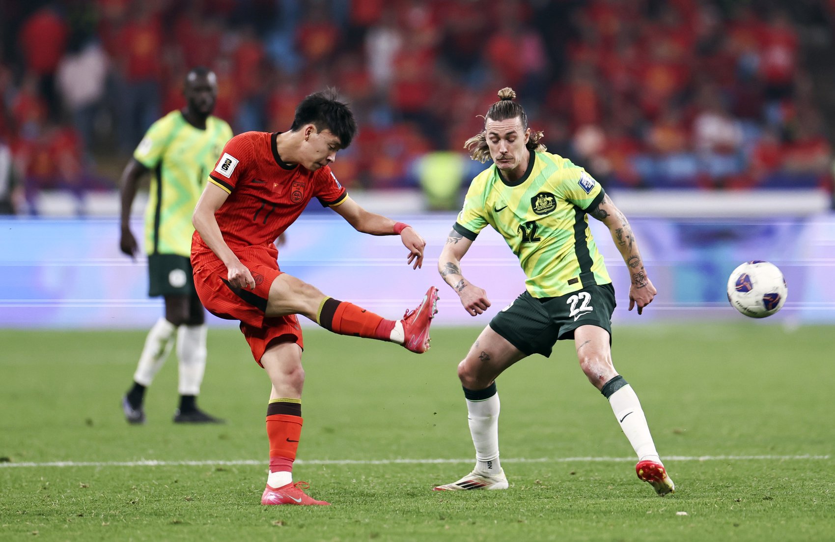 激情比赛中球员全力以赴，为胜利拼搏