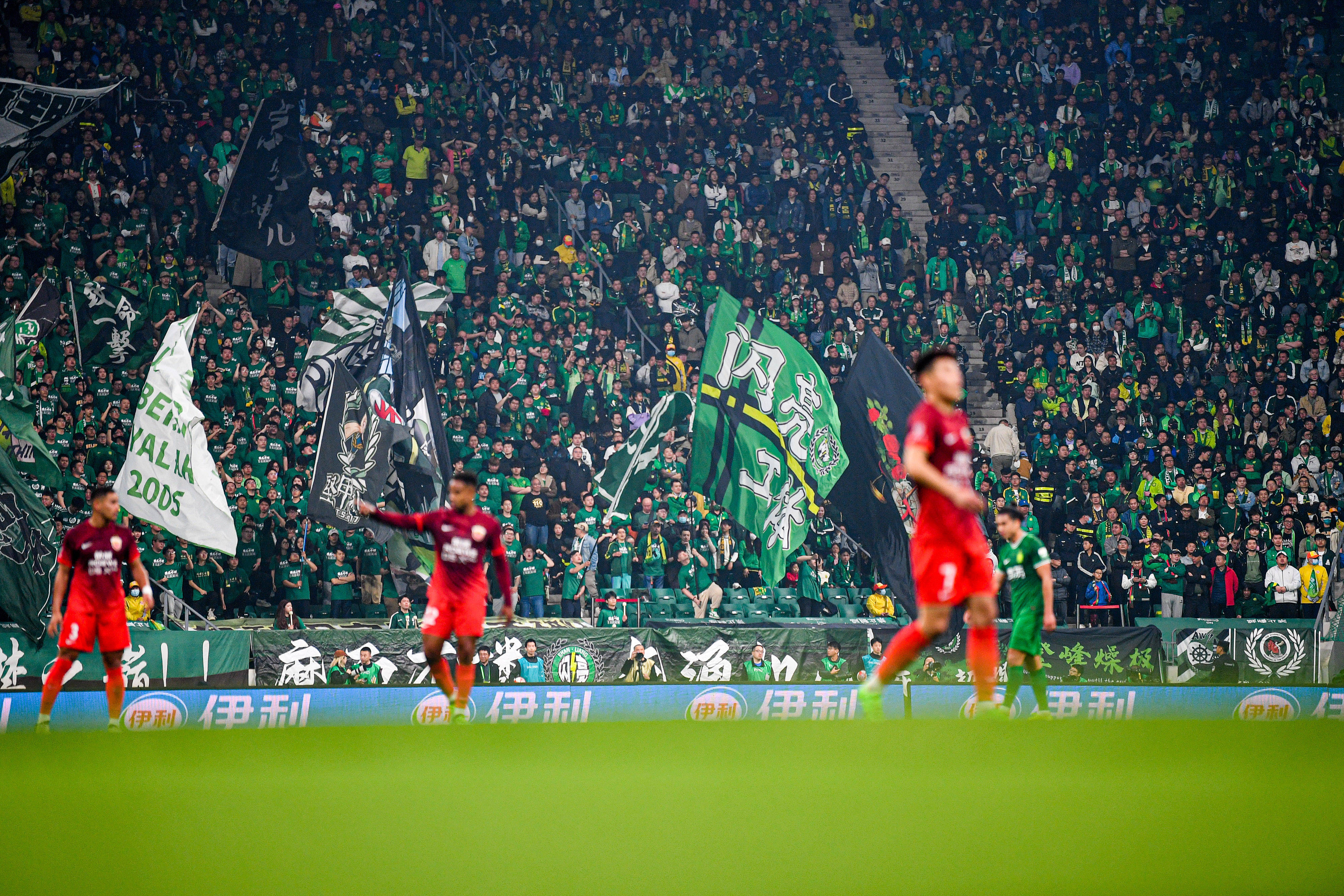 火爆比赛现场呈现场馆风云,球迷尽情欢呼 火爆比赛现场呈现场馆风云,球迷尽情欢呼