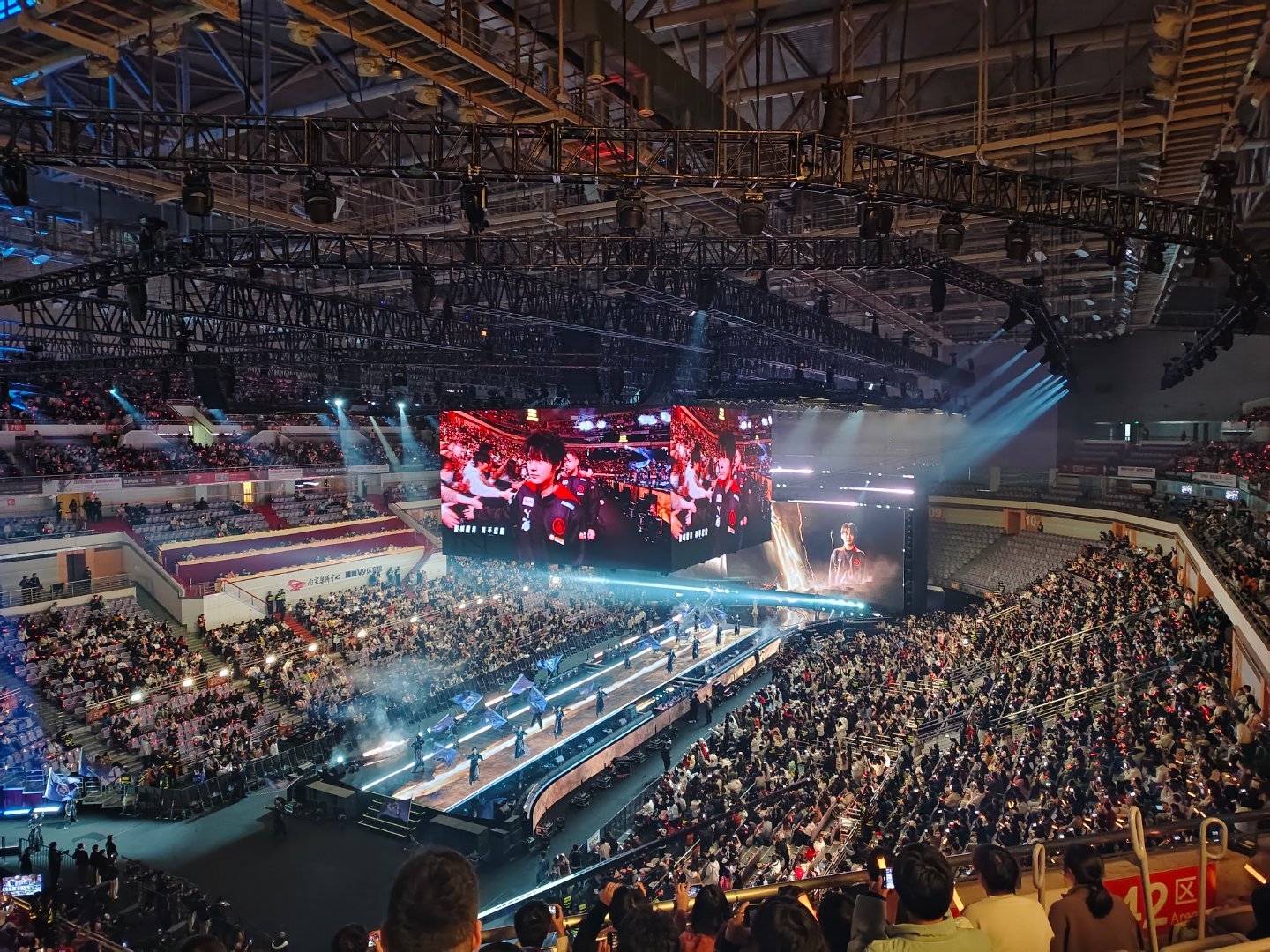 火爆比赛现场呈现场馆风云,球迷尽情欢呼 火爆比赛现场呈现场馆风云,球迷尽情欢呼