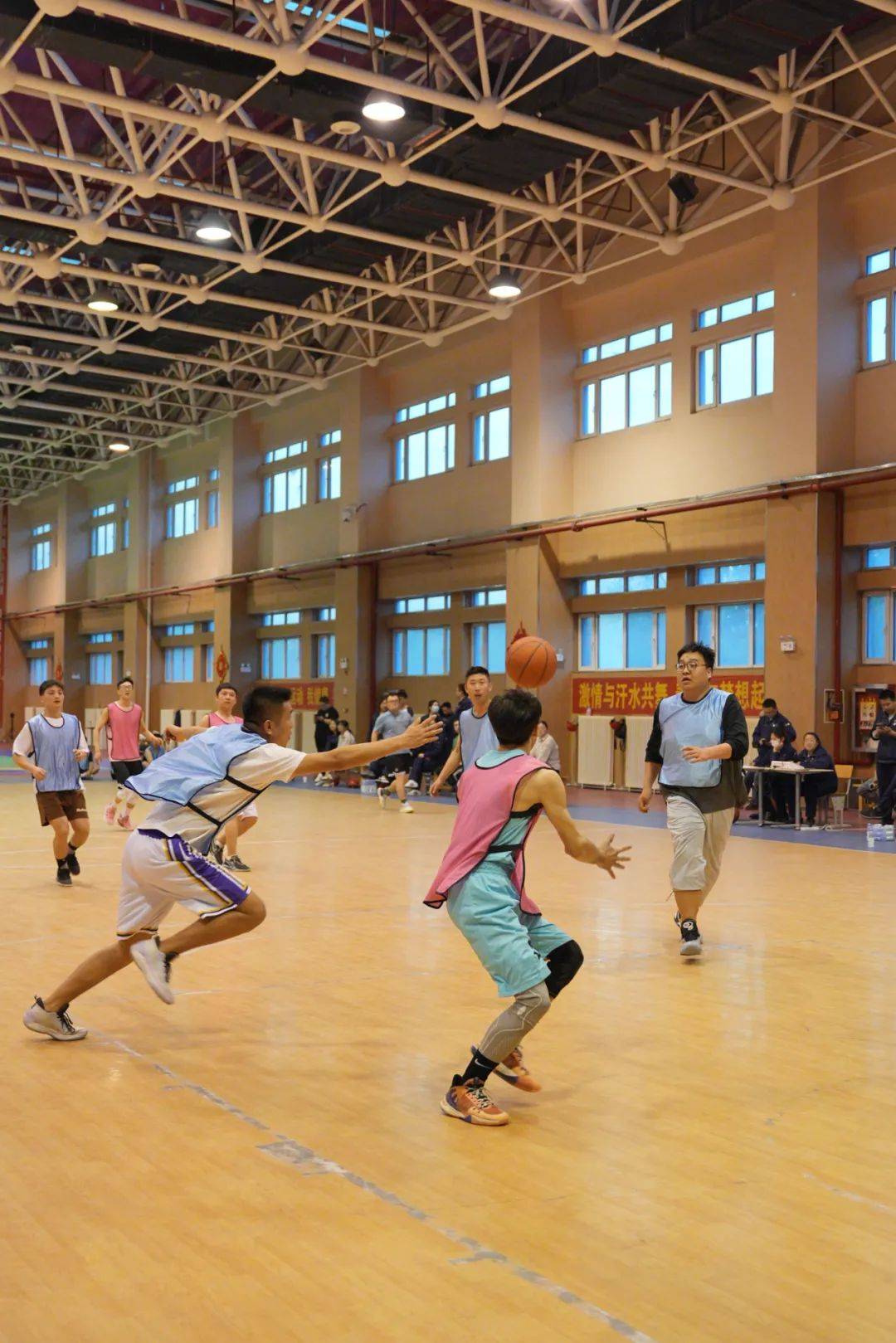 篮球职业赛场上的精彩瞬间即将呈现