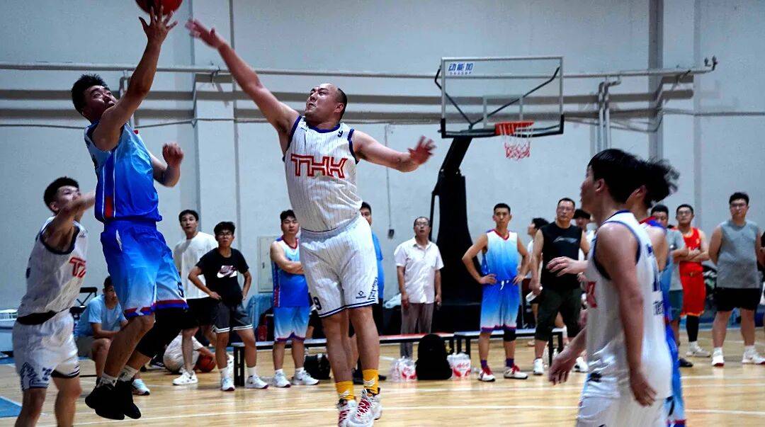 篮球职业赛场上的精彩瞬间即将呈现