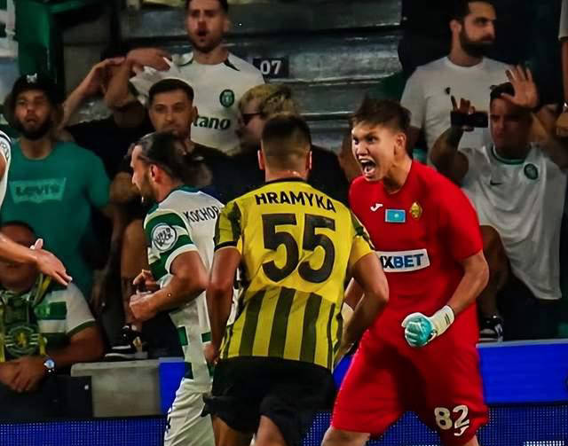 拉科鲁尼亚门将连续扑出射门，帮助球队保持领先